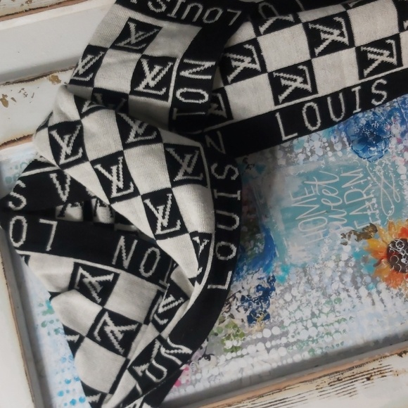 LOUIS Vuitton Knit Scarf - Picture 4 of 8